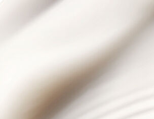 Een zacht, cremekleurig textiel met vloeiende plooien en een subtiele glans.