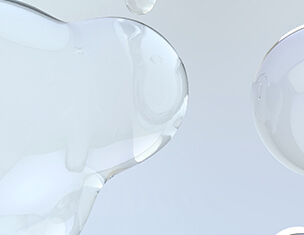 Abstracte, doorzichtige druppels op een lichte achtergrond, met een zachte en vloeibare uitstraling.