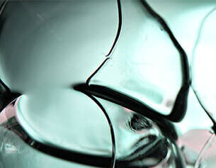 Abstracte close-up van transparante glazen fragmenten met subtiele lijnen en reflecties.
