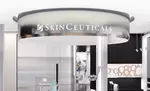 Moderne receptie met het logo van SkinCeuticals, licht en elegant ingericht, gericht op huidverzorging.