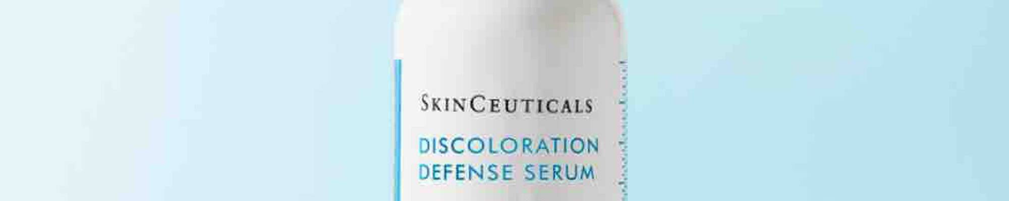 Flesje SkinCeuticals Discoloration Defense Serum op een lichte achtergrond. Verheldert en egaliseert de huidtint.