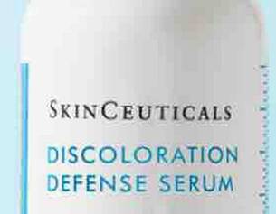Flesje SkinCeuticals Discoloration Defense Serum op een lichte achtergrond. Verheldert en egaliseert de huidtint.