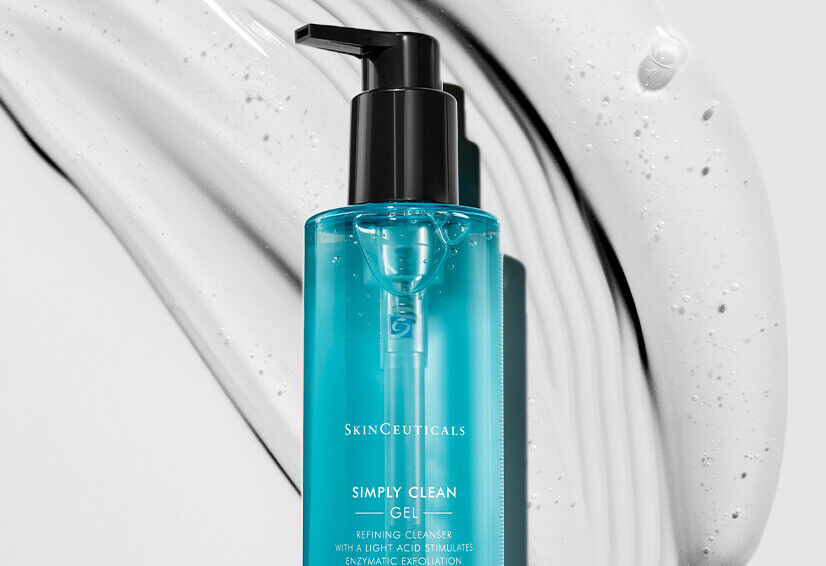 Fles SkinCeuticals Simply Clean Gel met een lichte blauwe tint, omringd door een romige, witte reinigingsschuim.