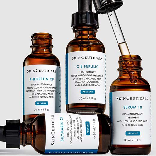 Drie flessen met huidverzorgingsserums van SkinCeuticals, waaronder Phloretin CF, C E Ferulic, en Serum 10.