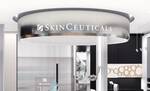 Moderne receptie met het logo van SkinCeuticals, licht en elegant ingericht, gericht op huidverzorging.