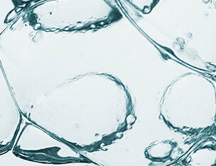 Close-up van helder water met luchtbellen en druppels die samen een abstracte, verfrissende uitstraling creeren.