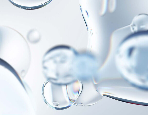 Abstracte weergave van luchtbellen in helder water tegen een lichte achtergrond.