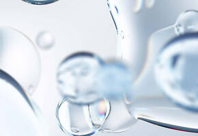 Abstracte weergave van luchtbellen in helder water tegen een lichte achtergrond.