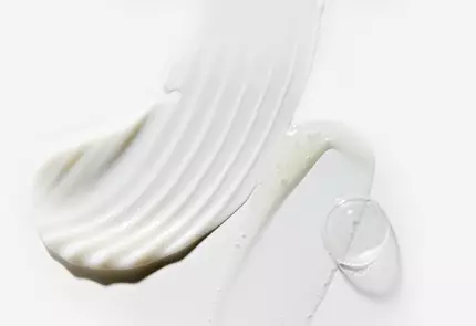Alt-tekst: Drie verschillende texturen van witte cremes op een lichte achtergrond.