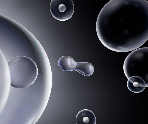 Abstracte afbeelding van kleurrijke, doorzichtige luchtbellen op een donkere achtergrond, met een opvallende lichtreflectie.