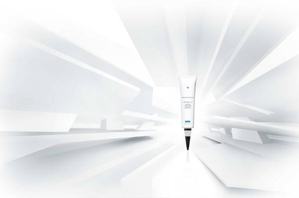 Een tube huidverzorgingsproduct staat centraal in een abstracte, witte omgeving met een futuristische uitstraling.