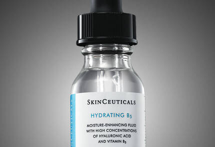 Drie flessen huidverzorgingsserums van SkinCeuticals met pipetten, gelabeld als Silymarin CF, C E Ferulic en Phloretin CF.