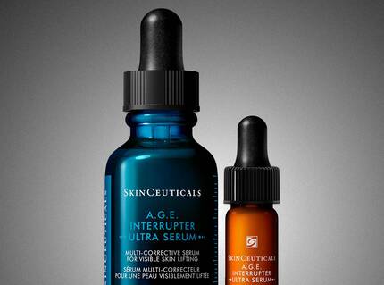 Een reeks huidverzorgingsproducten van SkinCeuticals, waaronder serums en een zonnebrandcreme, tegen een achtergrond met verticale rode strepen.
