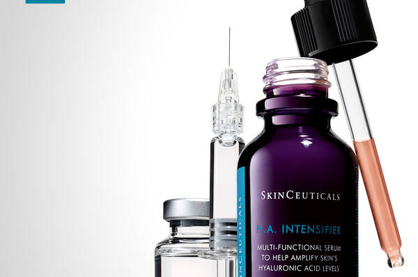 Een afbeelding van huidverzorgingsproducten, waaronder een flesje serum met een pipet, een spuit, en een glazen container, allemaal van het merk SkinCeuticals.