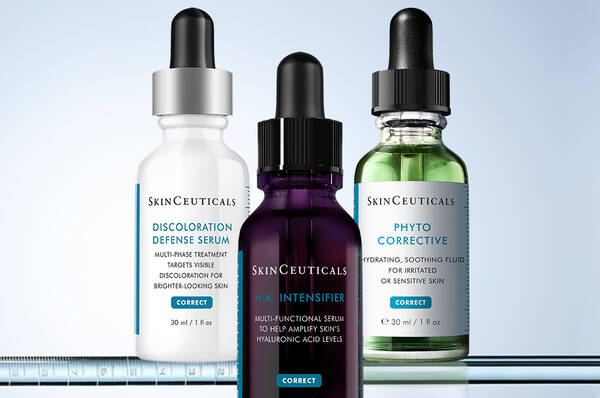Drie flessen met huidserums van SkinCeuticals staan naast elkaar: Discoloration Defense Serum, H.A. Intensifier en Phyto Corrective.