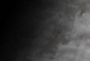 Abstracte afbeelding met donkere en lichte wolkenachtige structuren, die een mysterieuze sfeer oproept.