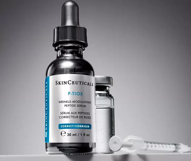 Flesje met het SkinCeuticals P-TIOX serum voor het verminderen van rimpels, met een spuit en een tweede flesje.