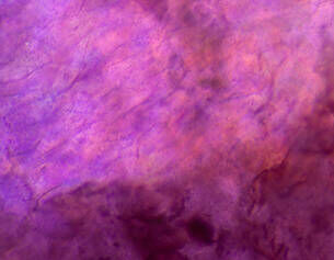 Abstracte paarse textuur met variaties in tint en schaduw, geeft een dynamische en kleurrijke uitstraling.