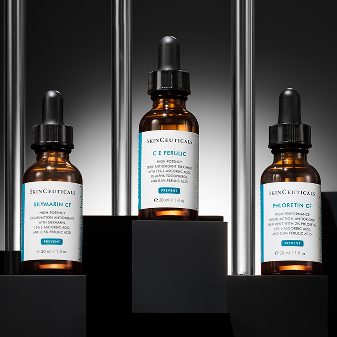 Een flesje SkinCeuticals Hydrating B5 met pipet, omringd door druppels, gericht op hydratatie met hyaluronzuur en vitamine B5.