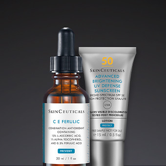 Twee huidverzorgingsproducten van SkinCeuticals: C E Ferulic serum en Advanced Brightening UV Defense zonnebrandcrème.