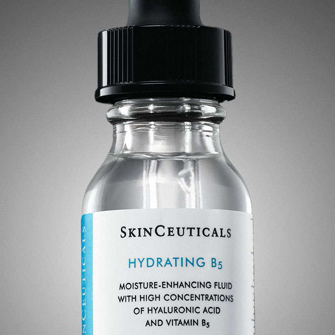 Drie flessen huidverzorgingsserums van SkinCeuticals met antioxidanten, tegen veroudering en ter bescherming van de huid.
